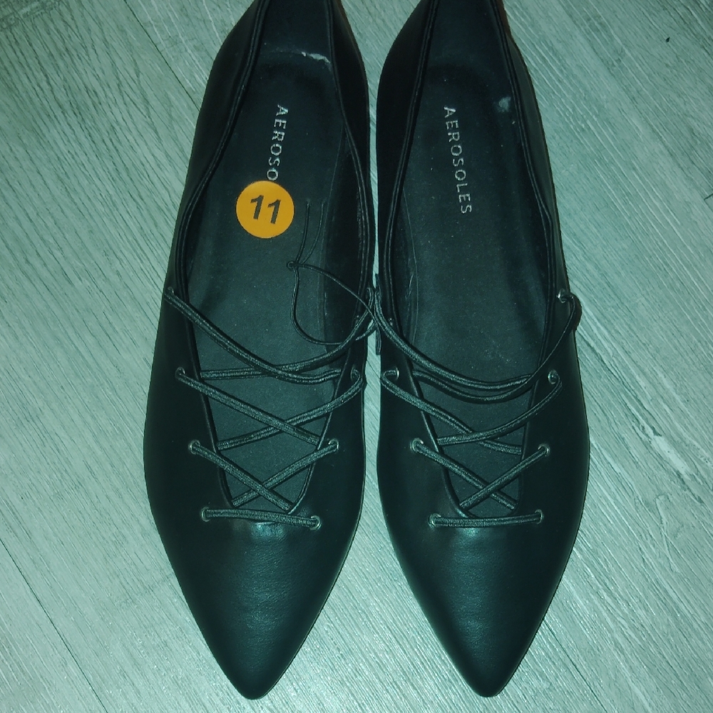 AEROSOLES Women's Black Pointed Lace-Up Flats